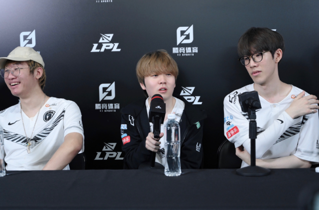 她让我们明 她让我们明