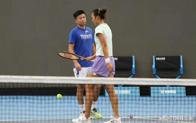 她让我们明 她让我们明